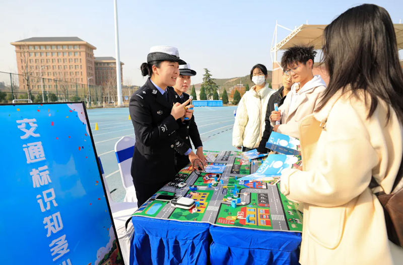 2025年淮北市122“全国交通安全日”交通安全体验营活动在淮北师范大学举行