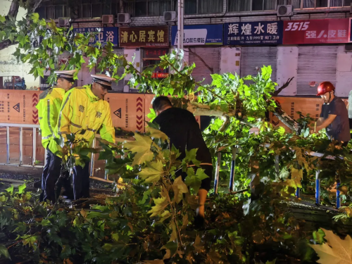 直面风雨！淮北公安筑起“藏蓝防线”